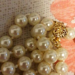 Sting of pearls golden clasp